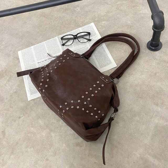 合成皮革スタッズボストンバッグ