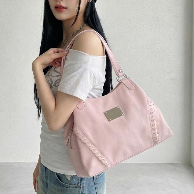 型押し合成皮革プレートボストンバッグ
