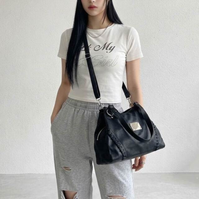 型押し合成皮革プレートボストンバッグ