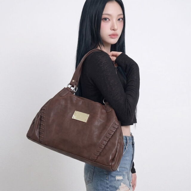 型押し合成皮革プレートボストンバッグ