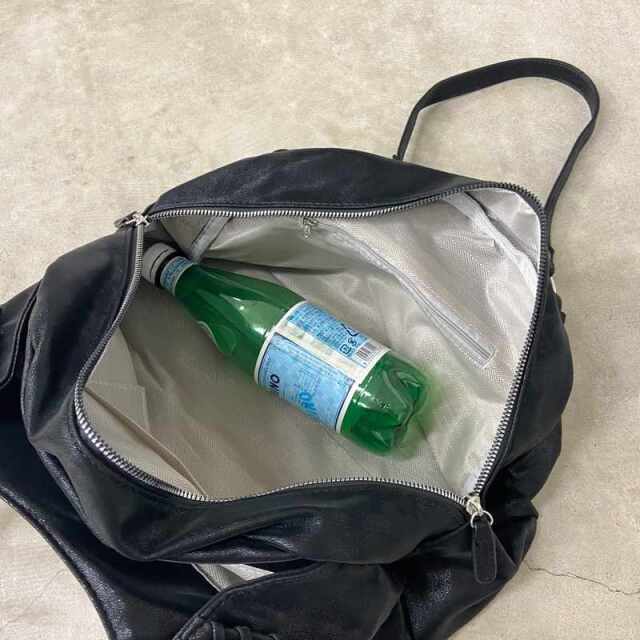 型押し合成皮革プレートボストンバッグ