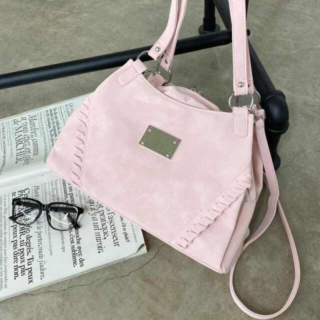 型押し合成皮革プレートボストンバッグ