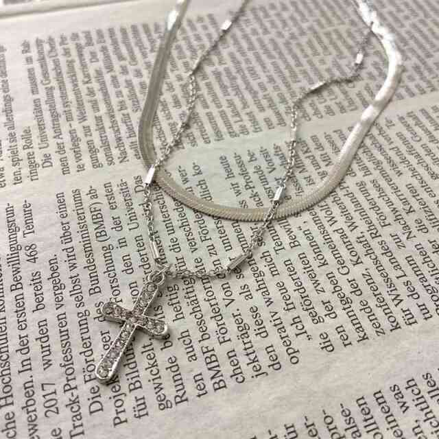 クロススネークネックレス