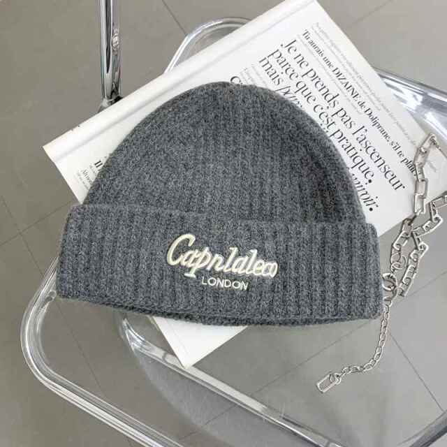 美品　Acne Studios ホワイト ロゴニット帽 刺繍付き Acne Studios ホワイトニット帽 刺繍付き