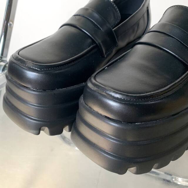 厚底ローファー