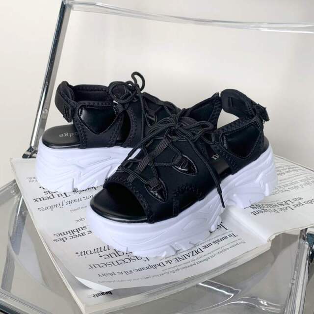 レースアップスポーツサンダル