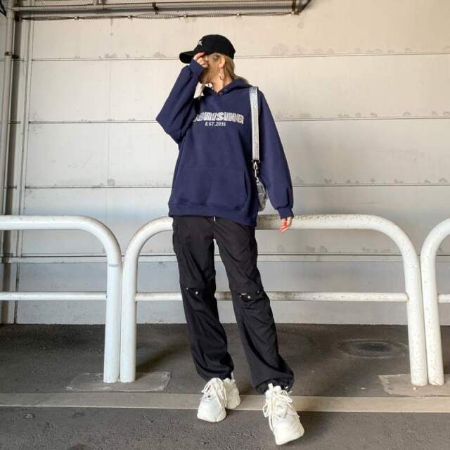 ロゴ合成皮革フードプルオーバー