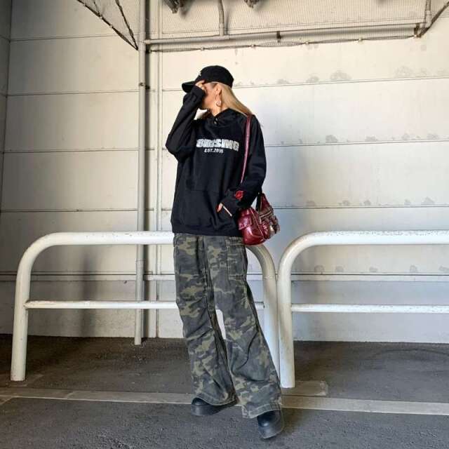 ロゴ合成皮革フードプルオーバー