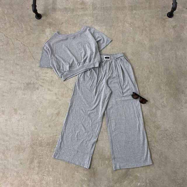 【韓国発】オフショルティアードセットアップ NEW ARRIVAL】 オフショルプルオーバー・ ワイドパンツ