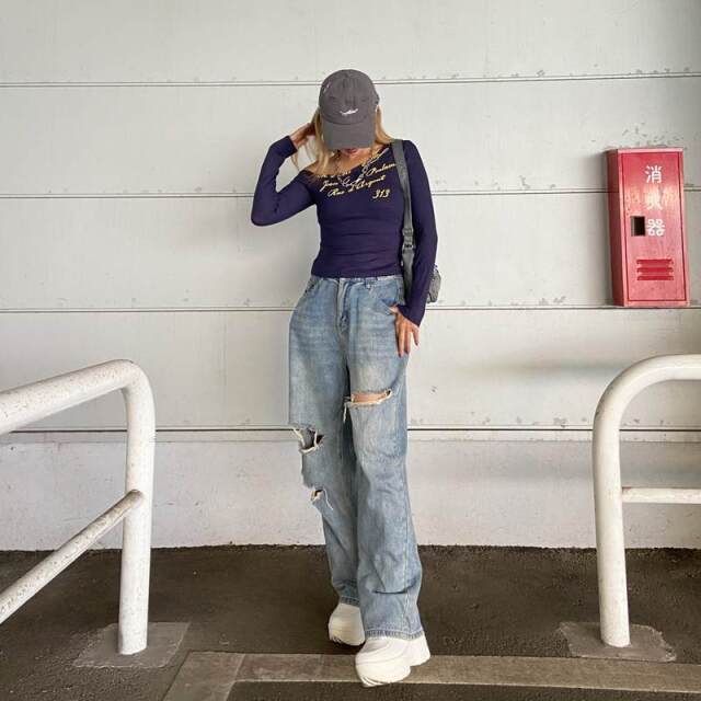 オフショルダーロゴTシャツ