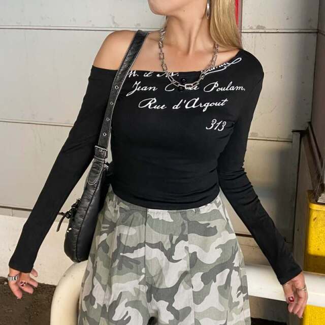 オフショルダーロゴTシャツ