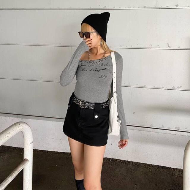 オフショルダーロゴTシャツ