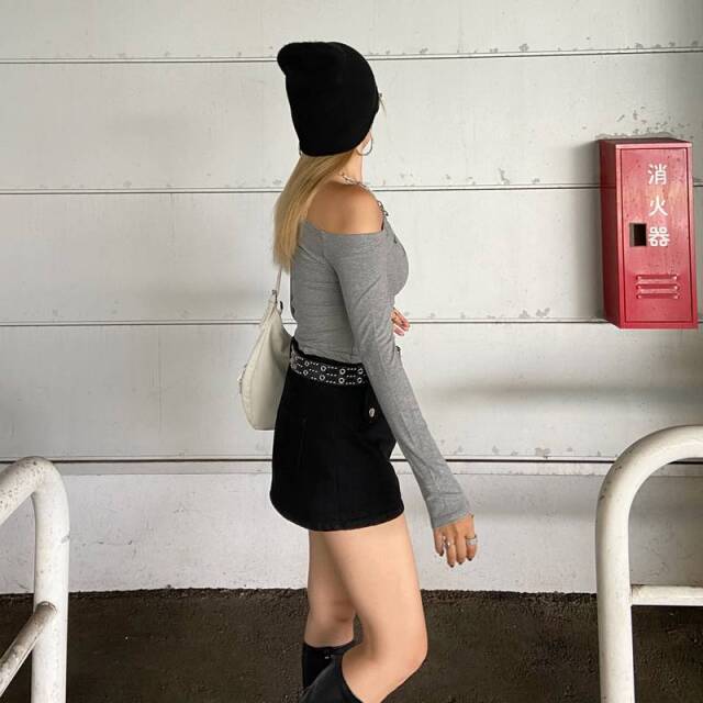 オフショルダーロゴTシャツ