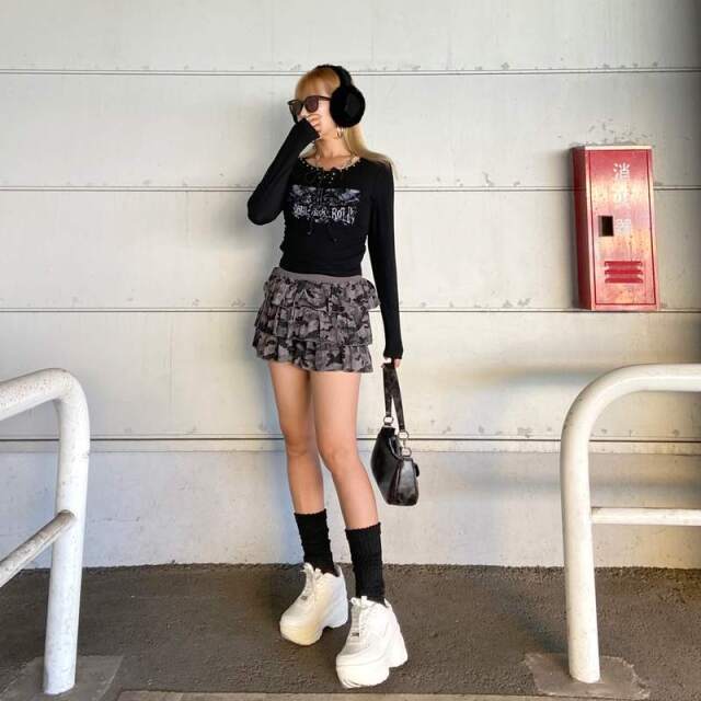 リベットモチーフロゴレースアップトップス