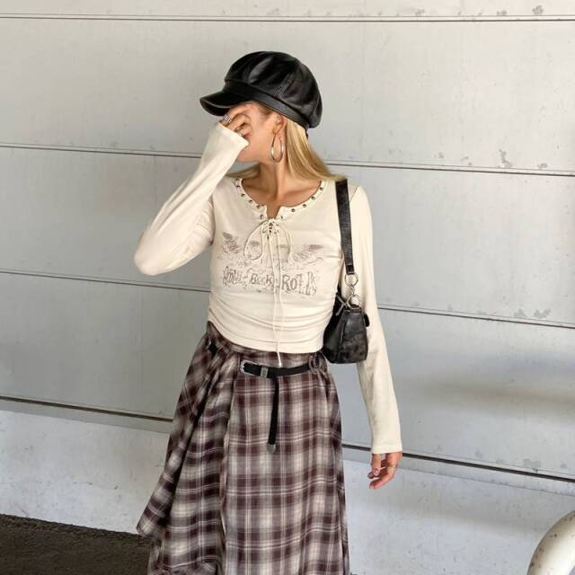 リベットモチーフロゴレースアップトップス