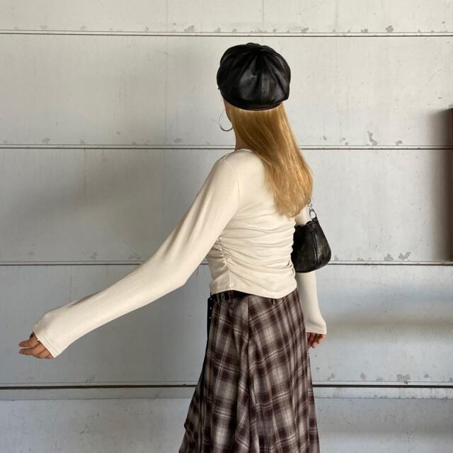 リベットモチーフロゴレースアップトップス