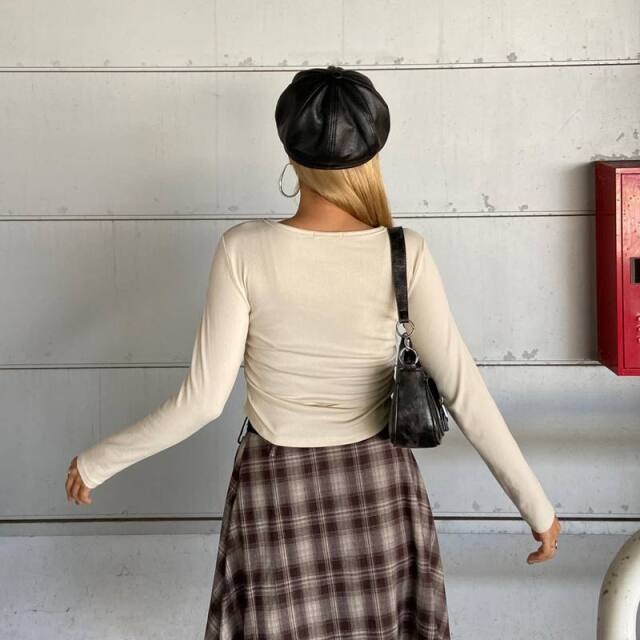 リベットモチーフロゴレースアップトップス