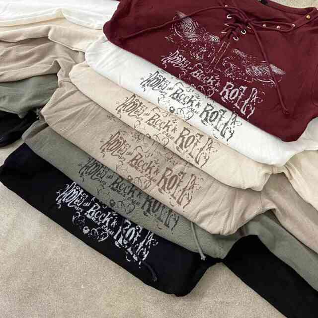 リベットモチーフロゴレースアップトップス