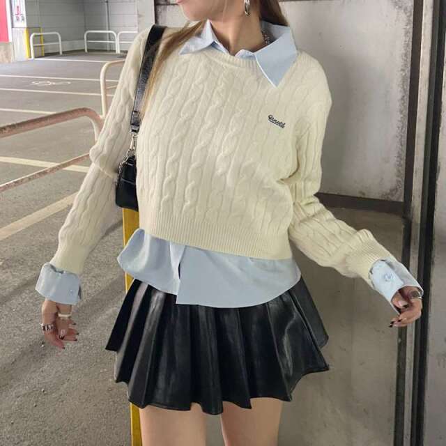 ケーブルニットプルオーバー・シャツアンサンブル
