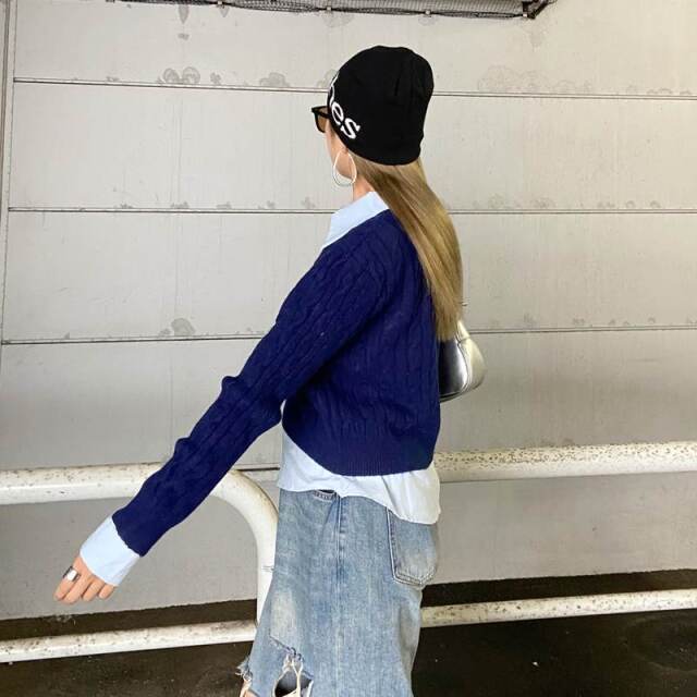 ケーブルニットプルオーバー・シャツアンサンブル