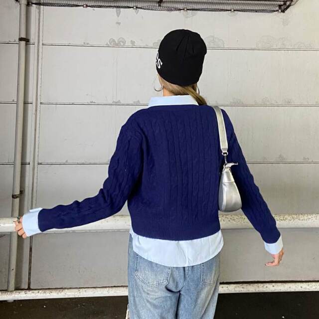 ケーブルニットプルオーバー・シャツアンサンブル