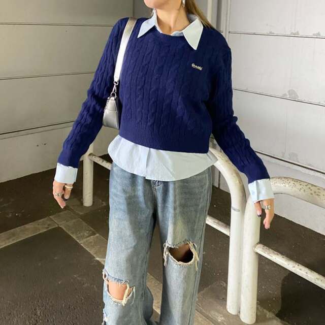 ケーブルニットプルオーバー・シャツアンサンブル