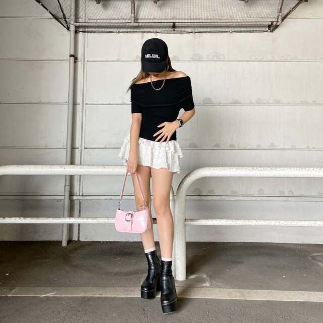オフショルダーサイドドロストTシャツ