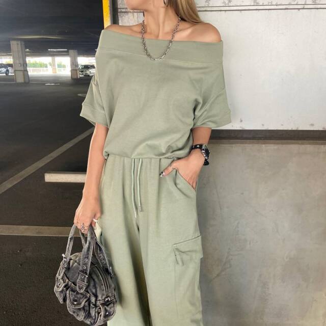 オフショルプルオーバー・カーゴパンツセットアップ