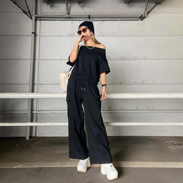 オフショルプルオーバー・カーゴパンツセットアップ