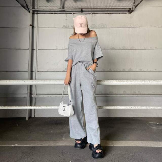 オフショルプルオーバー・カーゴパンツセットアップ