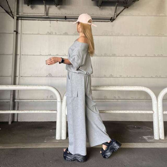 オフショルプルオーバー・カーゴパンツセットアップ