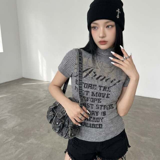 リブハイネックロゴトップス