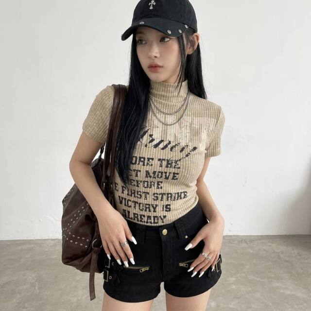 リブハイネックロゴトップス