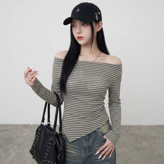 ボーダーストーンロゴオフショルダートップス