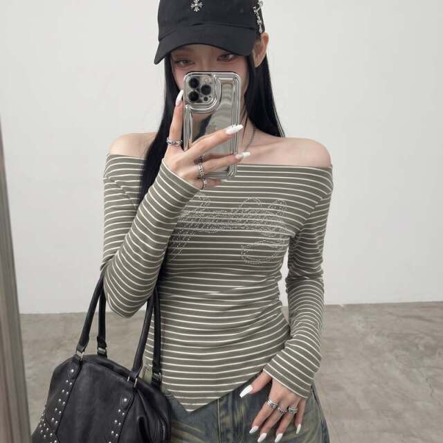 ボーダーストーンロゴオフショルダートップス