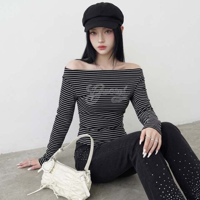 ボーダーストーンロゴオフショルダートップス