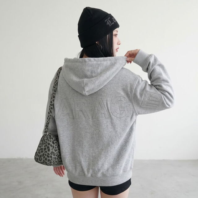 バックロゴZIPパーカー