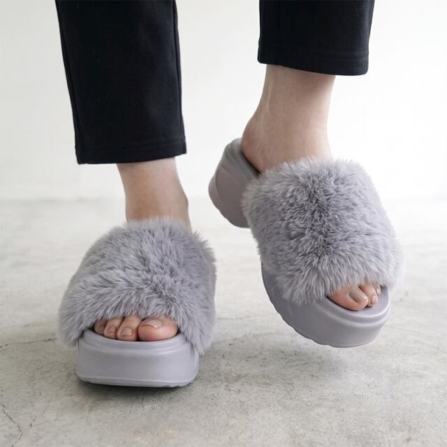 厚底ファーサンダル