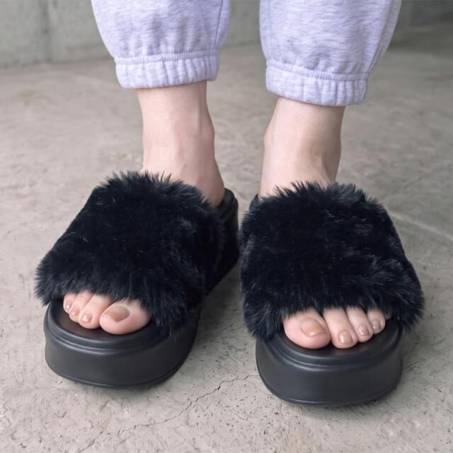 厚底ファーサンダル