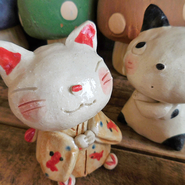 陶器 笑顔の顔 置物 茶色（陶器製 金色 招き猫 ミニ 4センチ 金運 