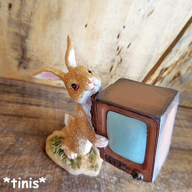 テレビ抱え ウサギ 兎 ラビット 置物 ミニチュア オブジェ Rabbit