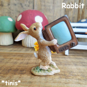 テレビ抱え　ウサギ　兎　ラビット　置物　ミニチュア　オブジェ　Rabbit