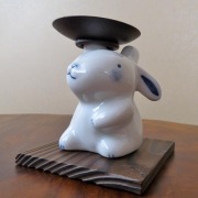 薬師窯　染絵　燭台持ち　うさぎ　キャンドル付　キャンドルスタンド　ろうそく立て　蜀台　陶器製　置物