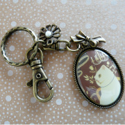 アンティーク調　キーホルダー　The White Cat　白猫　キーホルダー　チャーム