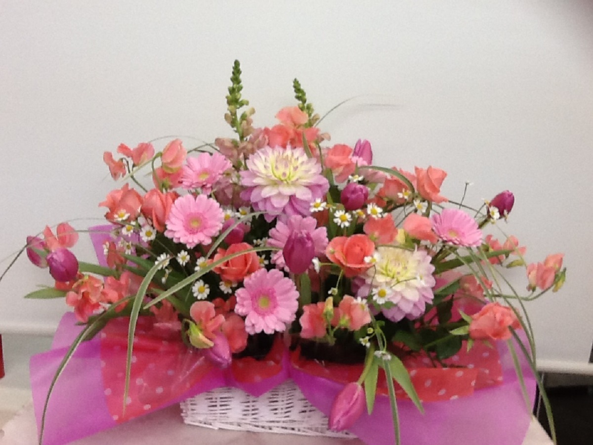 ガーベラ　バラ　季節の花　ピンク系アレンジ