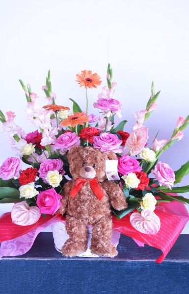 くまのぬいぐるみ入りアレンジメント　赤系　黄色系