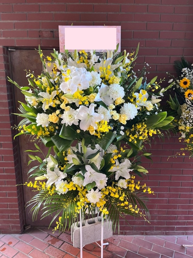 黄色の胡蝶蘭 スタンド花 リボン付き スタンド花 バルーン＆生花 1段 リボン装飾 | Lulu Flower 大阪