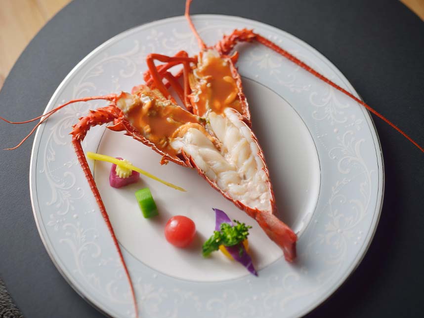 伊勢海老ワイン蒸し　【伊勢海老×２尾】　《冷凍》