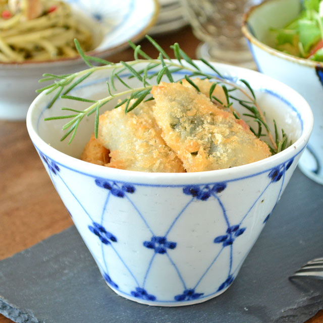 和食器・砥部焼　梅文の小鉢(大)