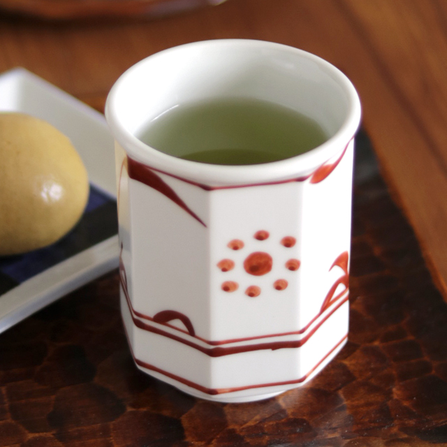 【砥部焼 梅山窯】赤太陽の八角湯呑(大)